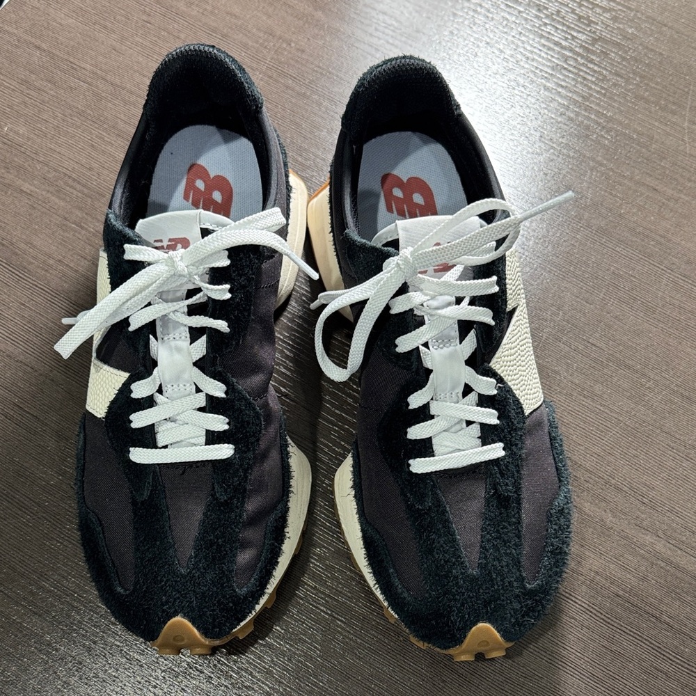 New Balance black 327